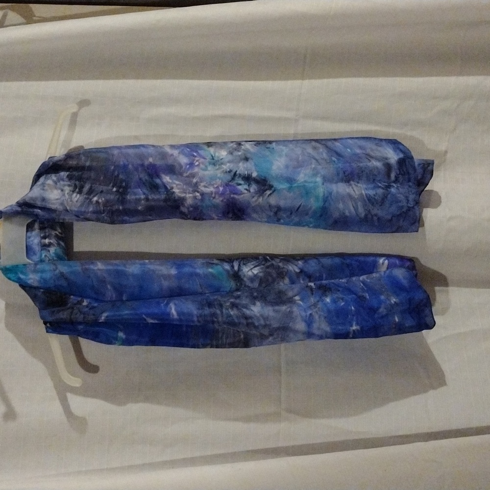 Beautiful 17" x 56" scarf of blue tones